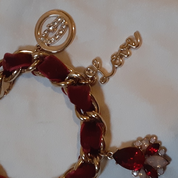 Guess red velvet and gold tone charm bracelet - Picture 2 of 9